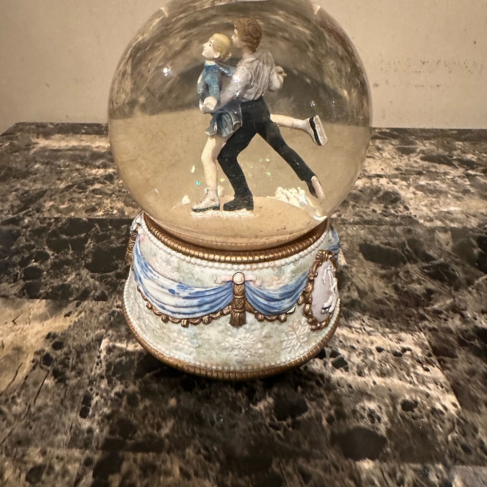 VintageThe SanFrancisco Music Box Company Joan Pillis Skater’s Walt’s Snow Globe